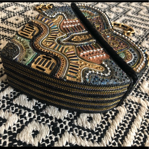 A funky statement crossbody - Picture 2 of 6